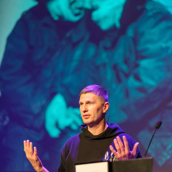 Evgeniy Levchenko staat in Vrijheidscollege stil bij drie jaar oorlog in Oekraïne